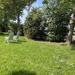 Rustige tuin bij VZ119 Vakantiewoning Veere, omgeven door natuur in Walcheren, Zeeland.