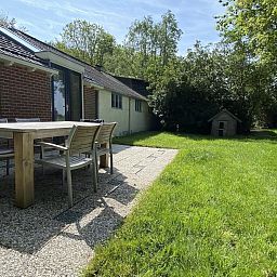 Gezellig terras met houten meubilair bij VZ119 Vakantiewoning Veere, Walcheren.
