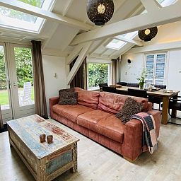 Lichte woonkamer in VZ119 Vakantiewoning Veere met comfortabele zitruimte.