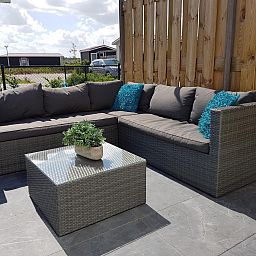 Gemuetliche Sitzecke auf der Terrasse des Chalets VZ816 in Veere, Serooskerke, Walcheren.