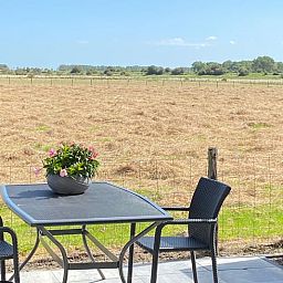 Geniet van het landelijke uitzicht vanaf het terras van Huisje in Middelburg, een idyllisch vakantiehuis op Walcheren, Zeeland.