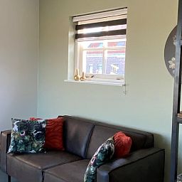 Gezellige zithoek in het Huisje in Middelburg, vakantiehuis op Walcheren, Zeeland. Comfortabele binnenruimte met uitzicht op de stad.