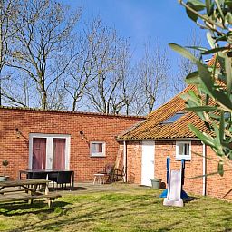Zonnig terras met speeltoestellen bij Vakantiehuis in Grijpskerke, Walcheren, Zeeland.