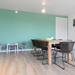 VZ629 Vakantieappartement Grijpskerke, kindvriendelijke eetruimte met kleurrijke stoelen in Grijpskerke, Zeeland.