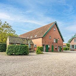Kippenren bij vakantiehuis ZE136, Grijpskerke, Walcheren, Zeeland, omringd door natuur.