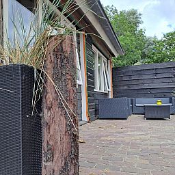 Terrasse von VZ494 Ferienhaus Grijpskerke mit bequemen Stuehlen, Walcheren, Zeeland.