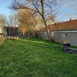 Gruener Garten mit Trampolin in VZ494 Ferienhaus Grijpskerke, Walcheren, Zeeland.