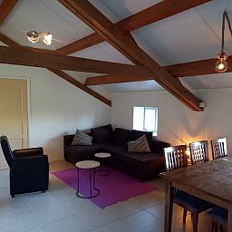 Gemuetliches Wohnzimmer von VZ494 Ferienhaus Grijpskerke mit Holzbalken, Walcheren, Zeeland.