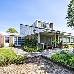 Gemuetliche Terrasse im Ferienhaus VZ937 in Koudekerke-Dishoek, Walcheren, umgeben von gruenen Gaerten und Natur.