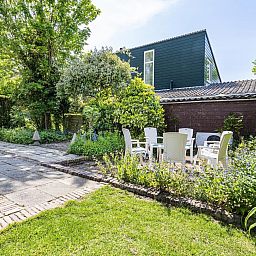 Das Ferienhaus VZ937 in Koudekerke-Dishoek, Walcheren, verfuegt ueber einen sonnigen Garten mit bequemen Sitzgelegenheiten.