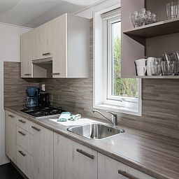 Modern kitchen in Lodge 6C, a vacation home in Breskens, Zeeuws-Vlaanderen, Zeeland, with spacious countertops and plenty of natural light.