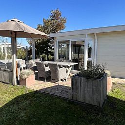 Entspannen Sie sich auf der Terrasse von VZ807 Holiday home Breskens, umgeben von der Natur von Zeeuws-Vlaanderen.