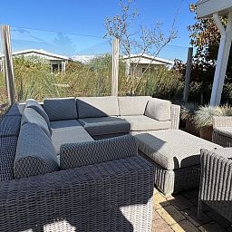 Gemuetliche Sitzecke auf der Terrasse des VZ807 Ferienhauses Breskens in Zeeland.