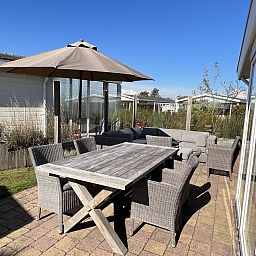 Essbereich auf der Terrasse von VZ807 Ferienhaus Breskens, ideal fuer Mahlzeiten im Freien in Zeeland.