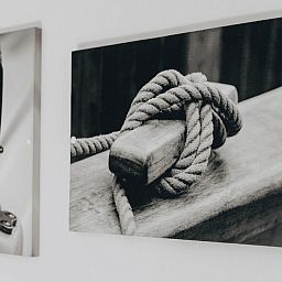 Artistieke wanddecoratie in Lodge 4B, Breskens, Zeeland, met nautische thema's voor een sfeervolle ambiance.