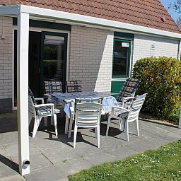 VZ967 Ferienhaus in Breskens, grosse Terrasse mit Gartenmoebeln in Zeeuws-Vlaanderen, Zeeland.