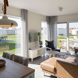 L4A Comfort vakantiehuis in Nieuwvliet-Bad, Zeeuws-Vlaanderen met moderne woonkamer en uitzicht op terras en tuin
