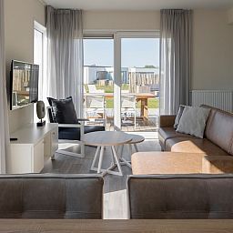 L4A Comfort vakantiehuis in Nieuwvliet-Bad, Zeeuws-Vlaanderen met lichte woonkamer en uitzicht op het zonnige terras.