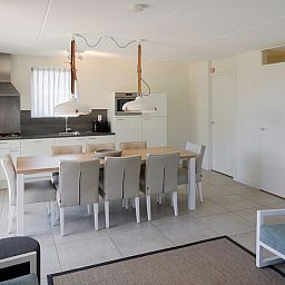 Geraeumiges Esszimmer und Kueche in der V8 Luxus-Ferienwohnung in Nieuwvliet-Bad, ideal fuer Familienabende.