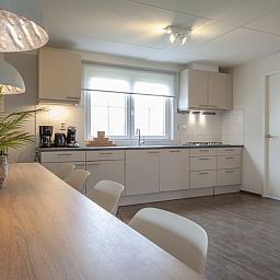 Moderne Kueche in der Villa 10A Luxe, ein Ferienhaus in Cadzand-bad, Zeeuws-Vlaanderen, Zeeland. Geraeumige Einrichtung mit viel natuerlichem Licht.