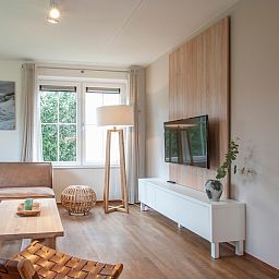 Stijlvolle woonkamer van Villa 4C Luxe in Cadzand-bad, Zeeland, met moderne inrichting en veel natuurlijk licht.
