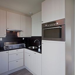 Moderne keuken in Villa 4C Luxe, Cadzand-bad, Zeeuws-Vlaanderen, volledig uitgerust voor een aangenaam verblijf.