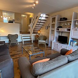 Geraeumiges Wohnzimmer mit offener Treppe im Ferienhaus VZ924, Cadzand-bad, Zeeland.