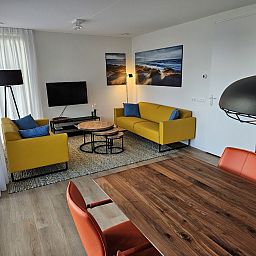 Stijlvolle woonkamer in de Vrijstaande woning in Cadzand, Zeeuws-Vlaanderen, met moderne inrichting en comfortabele zitruimte.