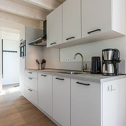 Moderne keuken in de vrijstaande woning in Cadzand, Zeeuws-Vlaanderen, ideaal vakantiehuis in Zeeland met alle gemakken van thuis.