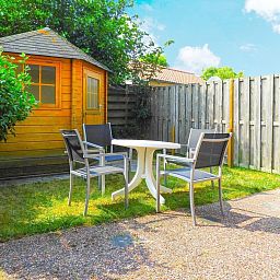 Garten mit Holzschuppen im VZ331 Apartment Cadzand, ruhig gelegen in Cadzand, Zeeuws-Vlaanderen.