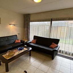 Gemuetliches Wohnzimmer in VZ331 Appartement Cadzand, ideal fuer einen entspannten Aufenthalt in Zeeland.