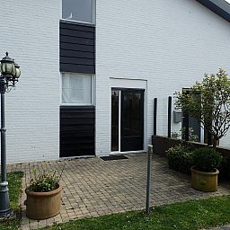 VZ333 Vakantiehuis Cadzand, charmant terras met plantenbakken, vakantiehuis in Zeeuws-Vlaanderen, Zeeland.