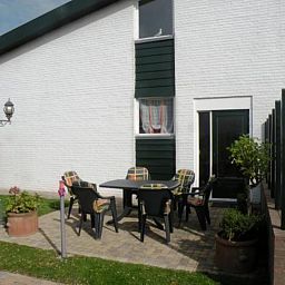 VZ333 Vakantiehuis Cadzand, gezellige buitenruimte met tuintafel, vakantiehuis in Cadzand, Zeeland.