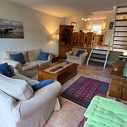 VZ333 Vakantiehuis Cadzand, sfeervolle woonkamer met comfortabele banken, vakantiehuis in Zeeuws-Vlaanderen.