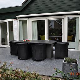 Ruim terras bij VZ702 Vakantiehuis Cadzand in Cadzand, Zeeuws-Vlaanderen, ideaal voor buiten dineren.