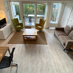 Gezellige woonkamer van VZ702 Vakantiehuis Cadzand in Cadzand, Zeeuws-Vlaanderen, met moderne inrichting.