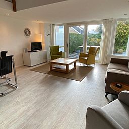 Eetkamer in VZ702 Vakantiehuis Cadzand, Cadzand, Zeeuws-Vlaanderen, met veel natuurlijk licht.