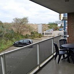 Sonnige Terrasse von VZ571 Appartement Cadzand in Cadzand, ideal fuer Entspannung in Zeeuws-Vlaanderen, Zeeland.