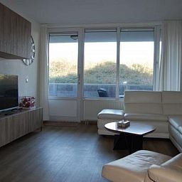 Gemuetliches Wohnzimmer von VZ571 Apartment Cadzand mit moderner Einrichtung, ideales Ferienhaus in Zeeland.