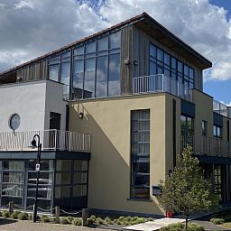 Stijlvol ontworpen VZ193 Appartement Cadzand in Zeeuws-Vlaanderen met grote ramen en balkon in Cadzand, Zeeland.