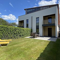 VZ193 Appartement Cadzand in Zeeuws-Vlaanderen biedt een groene tuin met terras en ligstoelen in Cadzand, Zeeland.