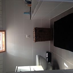 Moderne badkamer met dakraam in vakantiehuis Landstraat, Aardenburg, Zeeuws-Vlaanderen.