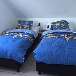 Sfeervolle kamer met twee eenpersoonsbedden in vakantiehuis Landstraat, Aardenburg, Zeeuws-Vlaanderen.