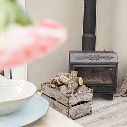 Gezellige binnenruimte van Vakantiehuis in Sluis, Zeeuws-Vlaanderen, met houtkachel en rustieke sfeer in Zeeland.