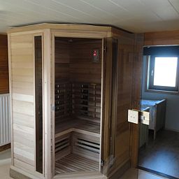 Ontspan in de luxe sauna van Vakantiehuis in Sluis, een sfeervol vakantiehuis in het rustieke Zeeuws-Vlaanderen, Zeeland.