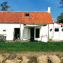 Authentieke vakantiewoning in Walsoorden, Zeeuws-Vlaanderen, met charmant terras en landelijke omgeving.