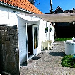 Gezellige buitenruimte van Vakantiehuis in Walsoorden, Zeeuws-Vlaanderen, met uitzicht op de natuur van Zeeland.