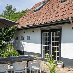 Sonnige Terrasse des Ferienhauses in Walsoorden, Zeeuws-Vlaanderen, ideal fuer Mahlzeiten im Freien.