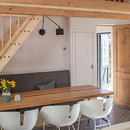 Gemuetliche Essecke im Ferienhaus Walsoorden, Zeeuws-Vlaanderen, mit Holzdetails.