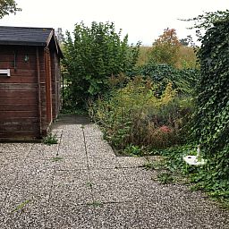 Rustikaler Garten bei VZ919 Ferienhaus in Retranchement mit viel Gruen in Zeeuws-Vlaanderen, Zeeland.